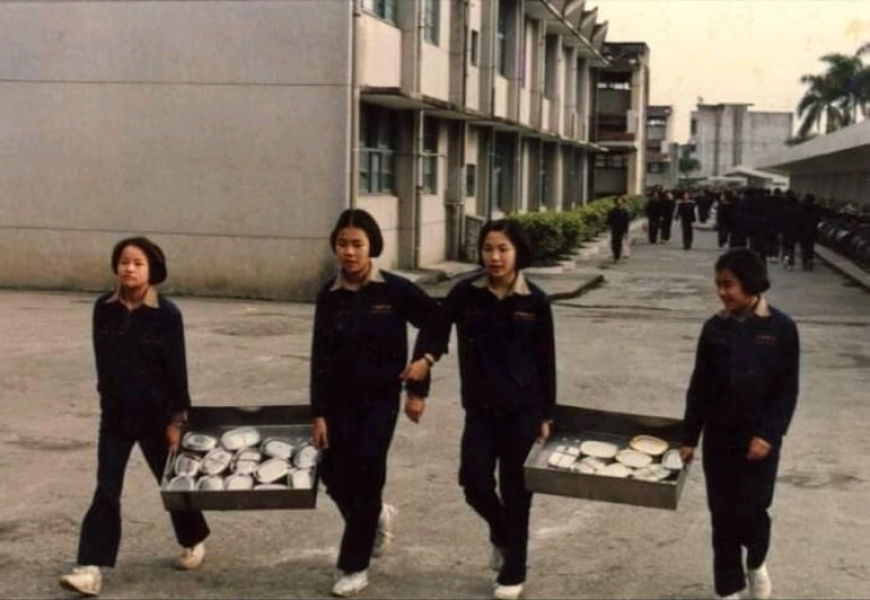 ▲一張學生「抬便當」的老照片，勾起不少五、六年級生的回憶。（圖／翻攝自爆廢公社, 2019.01.17）