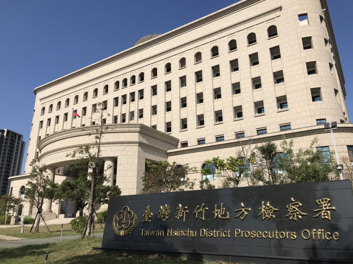 ▲有些民眾在訴訟、委任律師前會先擲筊、合八字，先問問神意。（圖／資料照片）