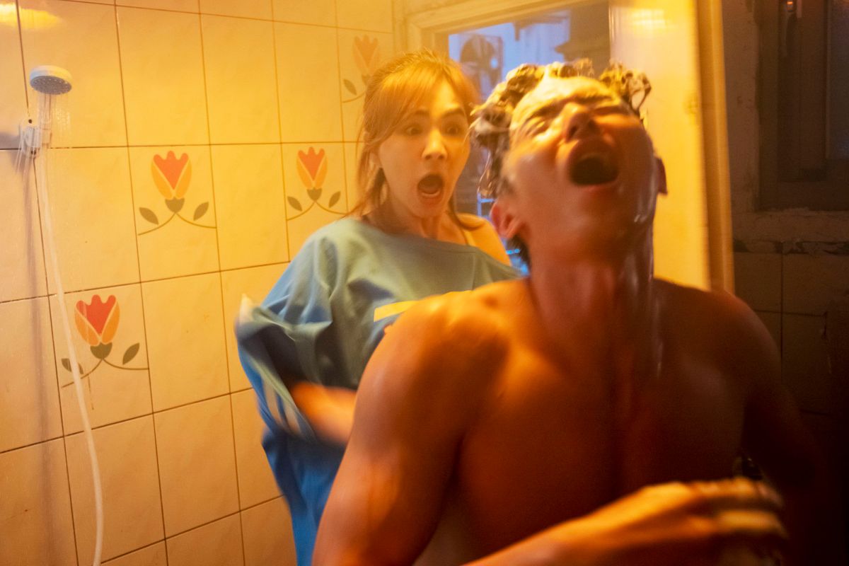 ▲Ella誤闖洗澡中的張軒睿。（圖／牽猴子）