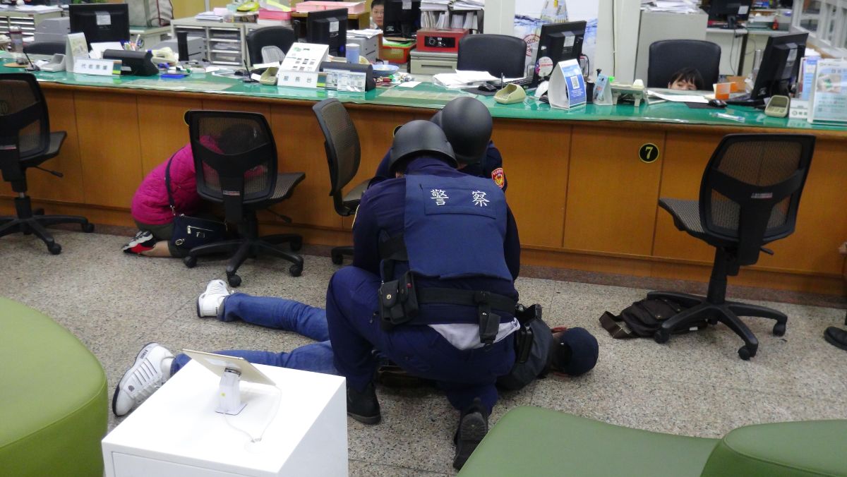 ▲員林警分局辦理防搶演練。兩名「歹徒」持槍衝入銀行，由於過程太過逼真，許多路人經過誤以為真發生搶案，當場愣在原地看傻了眼。（圖／記者陳雅芳攝，2019.01.18）