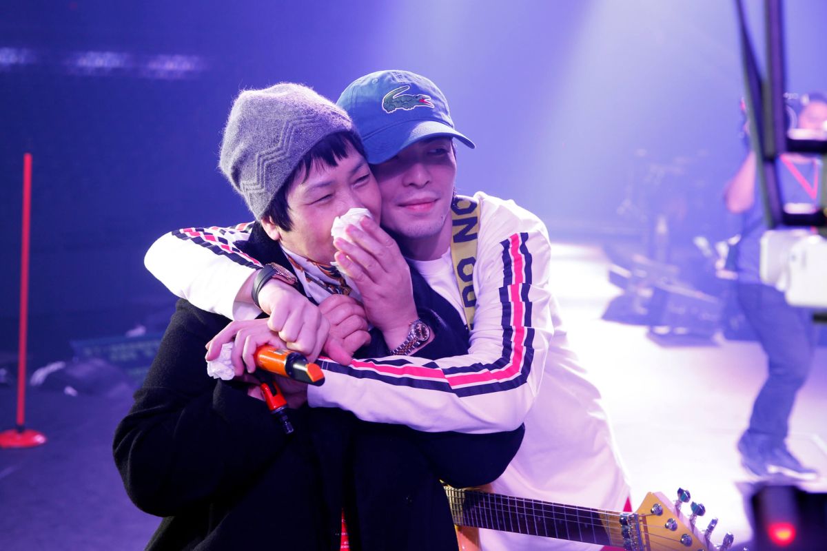 ▲蕭敬騰替媽媽慶生。（圖／華納音樂提供）
