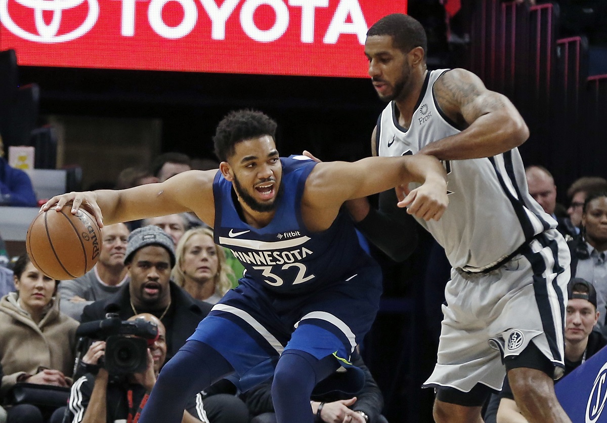 灰狼中鋒Karl-Anthony Towns單打馬刺球星LaMarcus Aldridge。（圖／美聯社／達志影像）