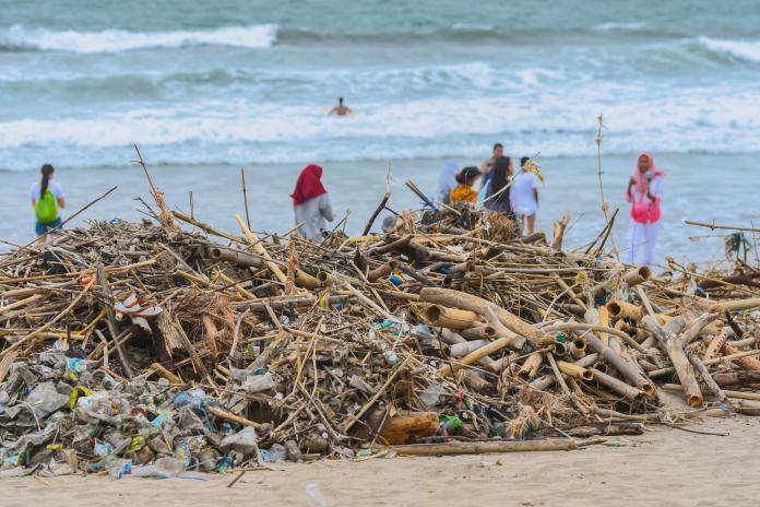峇里島垃圾問題嚴重，為了在2019年前減少70%海洋塑膠垃圾，當地政府宣布禁用一次性塑膠產品，包括購物袋和吸管。（圖／美聯社／達志影像）