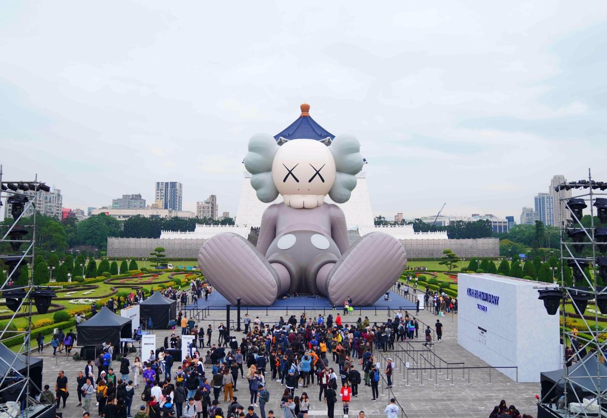 Kaws 史上最大「Companion（同伴）」巨型作品，降臨中正紀念堂。圖@Kaws