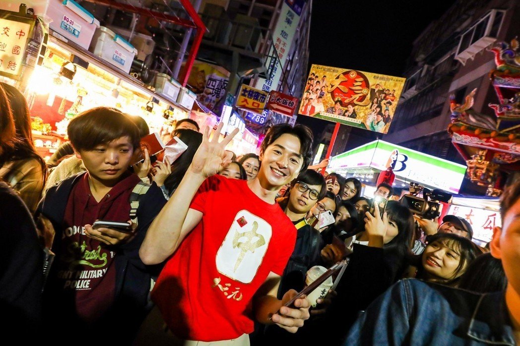 ▲《大三元》前進士林夜市。中為張軒睿。（圖／牽猴子）