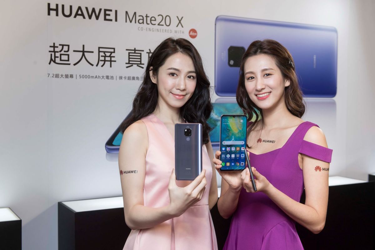 ▲HUAWEI Mate20 X 幻影銀一上市就造成排隊人潮。（圖／廠商提供）