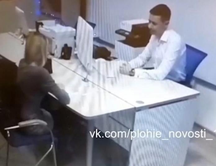 俄羅斯一名脫衣舞女郎，因貸款被拒，竟在銀行行員面前把上衣脫光光。（圖／翻攝DailyMail）