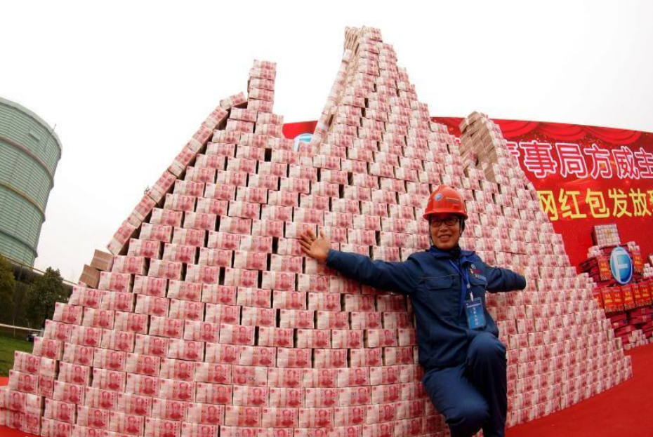 ▲江西方大特鋼廠區內，業者將3.12億元人民幣 (約13億台播) 現金堆成一座「金山」，員工可以直接在現場領到紅包「大禮」。 (圖 / 翻攝自中國新聞網)