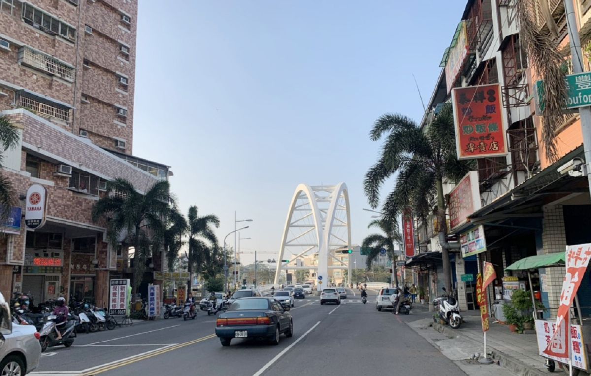 ▲高雄楠梓益群橋開通後，週邊商圈崛起。(圖/信義房屋提供）