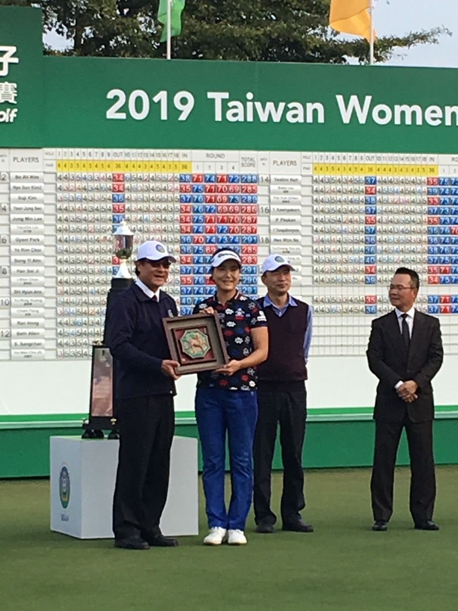 立法院長蘇嘉全20日赴「2019台灣女子高爾夫球公開賽」現場，為台灣選手蔡佩穎加油打氣。（圖／翻自蘇嘉全臉書，2019,01,20)