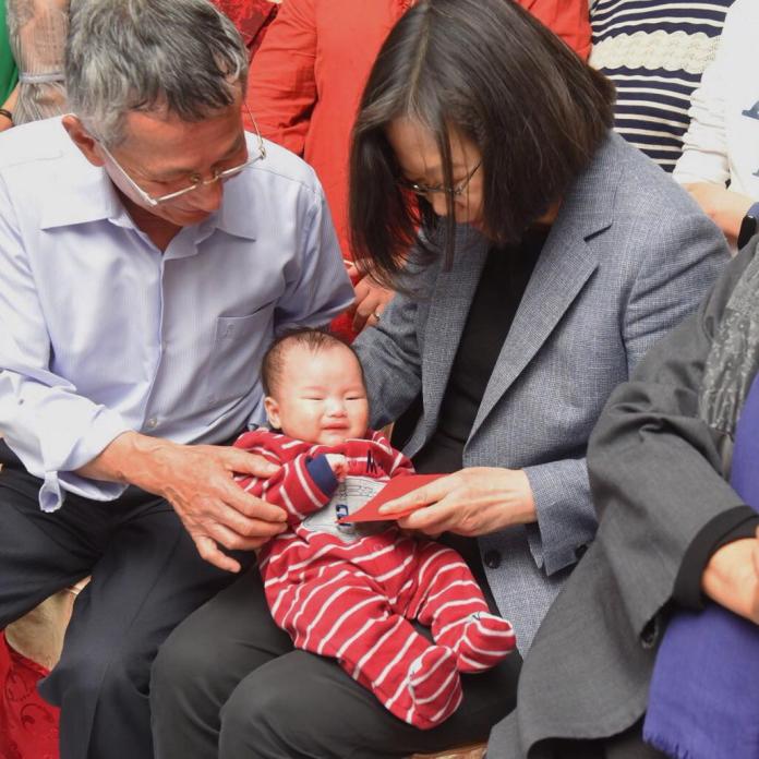 總統蔡英文20日赴高雄拜訪戴氏家族，蔡英文不但抱了剛出生的小嬰孩，還包了一個紅包給這位家族新成員（圖／翻自蔡英文臉書，2019,01,20）