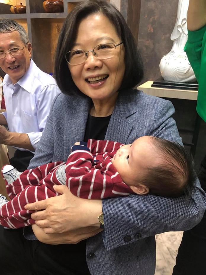 總統蔡英文抱嬰兒照曝光，蔡英文說，抱小孩我也沒問題（圖／翻自蔡英文臉書，2019,01,20）