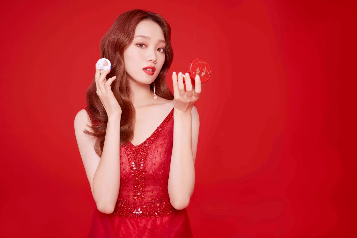 精靈女神擦紅唇好美！來學學李聖經示範的新春開運妝。圖@Laneige