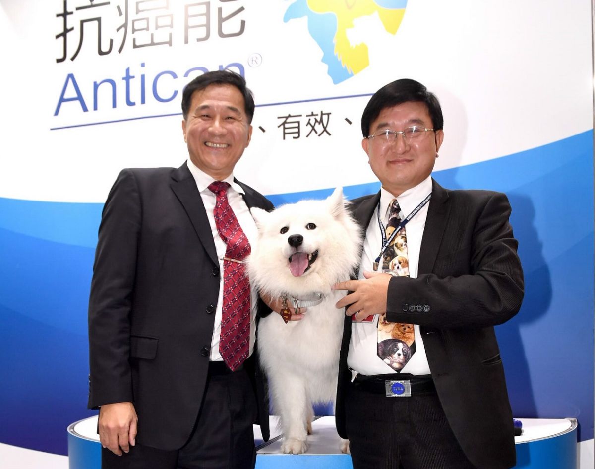 ▲陳建宏(左)研發的動物癌症用藥正式問世，將可解除許多毛小孩的病痛之苦。（圖／臺灣動藥提供）