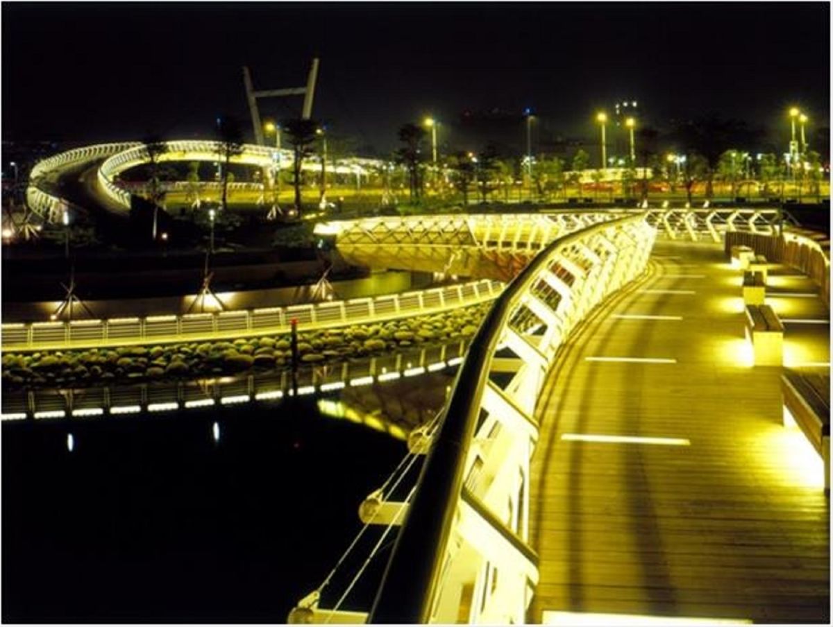 ▲愛河之心自行車道橋夜景。(圖／記者郭凱杰翻攝，2019.01.21)