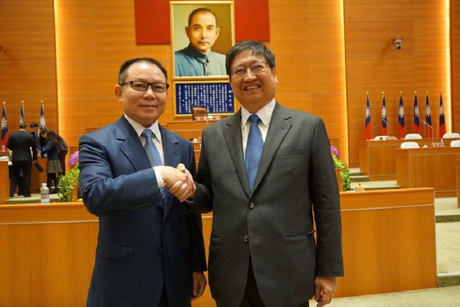 ▲新竹縣議會本屆首次臨時會，縣長楊文科（右）與議長張鎮榮（左）攜手為新竹縣政打拼。（圖／新竹縣政府提供）