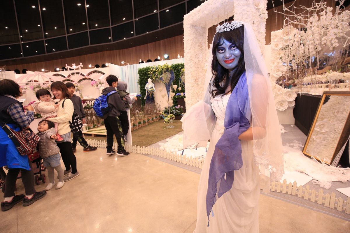 ▲台中花博后里馬場園區花舞館，正展出婚禮會場佈置大賽，人偶動畫電影人物「地獄新娘」也前往參觀 (圖／柳榮俊翻攝2019.1.21)