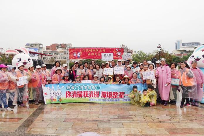 中央廣場宣傳活動呼籲市民做好環境整潔。〔圖／嘉市府提供2019.01.21〕