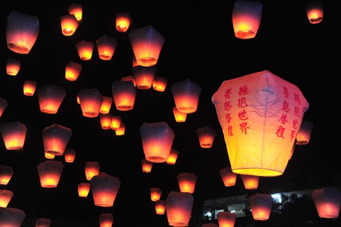▲新北市平溪天燈節百盞天燈齊放的壯觀場面成為國際最知名的台灣節慶之一。（圖／新北市觀光旅遊局提供)