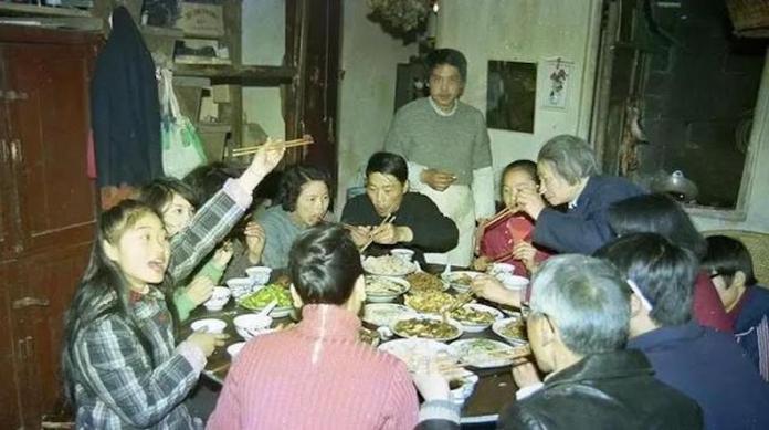 ▲過年全家人圍在一桌吃年夜飯，是最讓人感到溫暖的事。（圖／翻攝自微博）