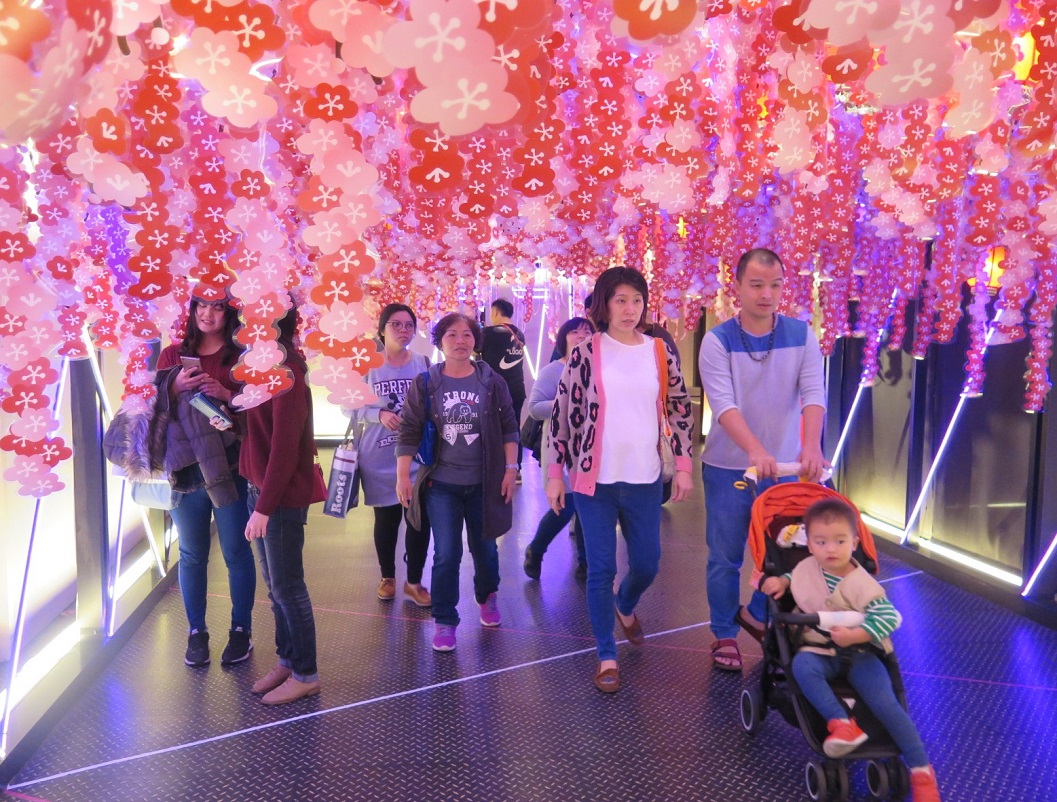 ▲新光小西門「春日花廊」充滿唯美氛圍。(圖/記者林怡孜翻攝)