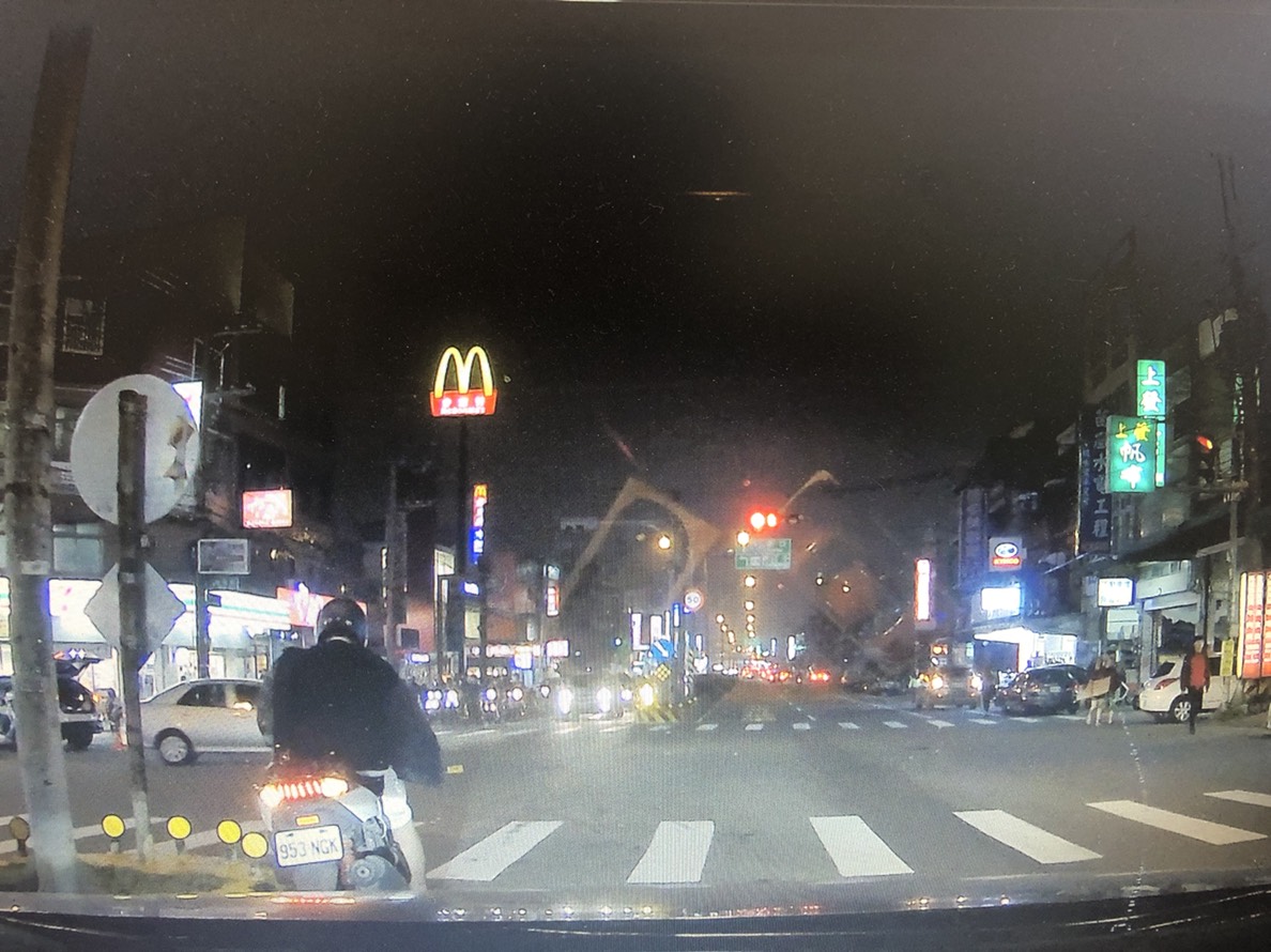 ▲謝姓毒品通緝犯藥性發作，連人帶車翻倒在大馬路上。（圖／新湖分局提供）