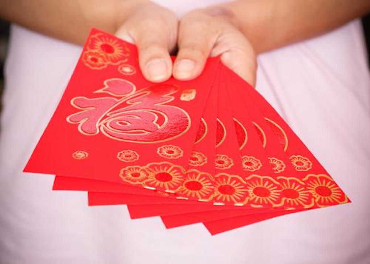 ▲男秀「外公婆紅包」！五張鈔票拿出，全場嗨翻。（圖／達志影像）