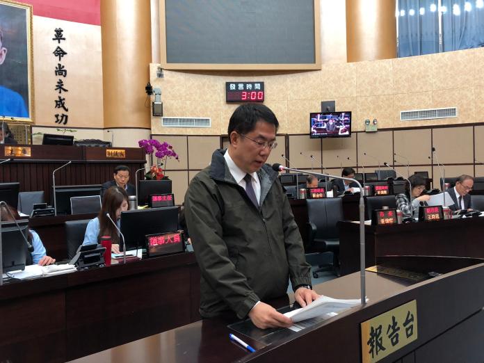 ▲黃偉哲在台南市議會進行「凍漲房屋稅」專案報告。(圖/記者陳聖璋攝，2019.01.22)