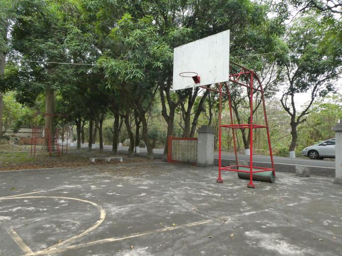 社區籃球場老舊　立委民代會勘修繕