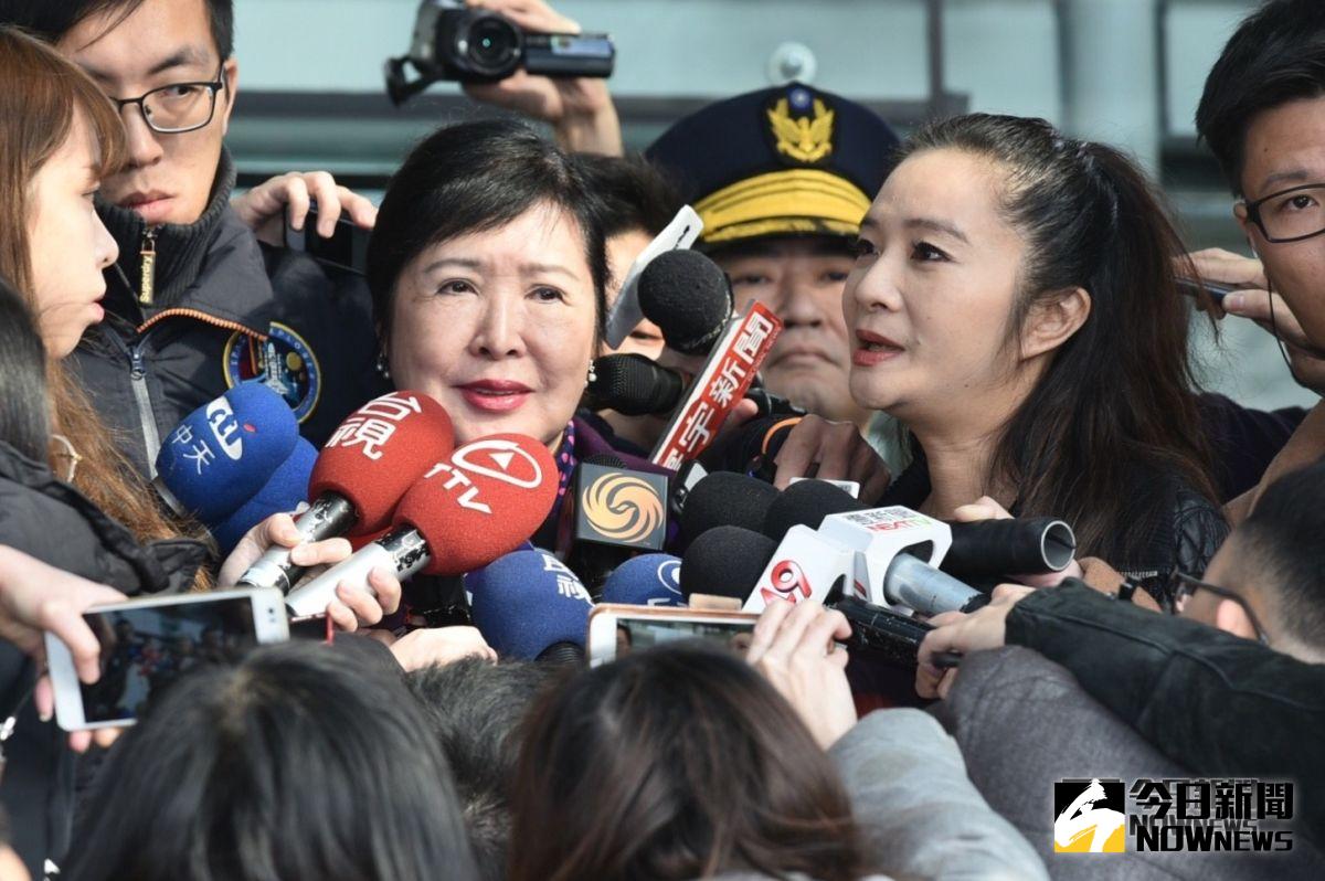 ▲議員應曉薇（右）一路陪著鄭惠中面對媒體。（圖／資料照）