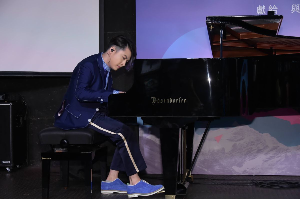 ▲V.K克自爆因為罹患僵直性脊椎炎，所以談戀愛不太順利。（圖／小巨人音樂國際提供）
