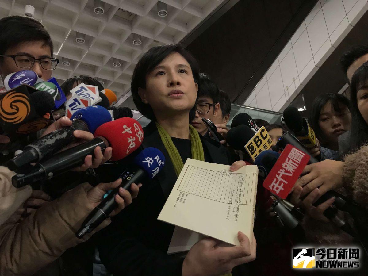 ▲鄭麗君遭掌摑後首露面，帶著《無法送達的遺書》一書，強調人權受害歷史不應被埋沒。（圖／記者許維寧攝）