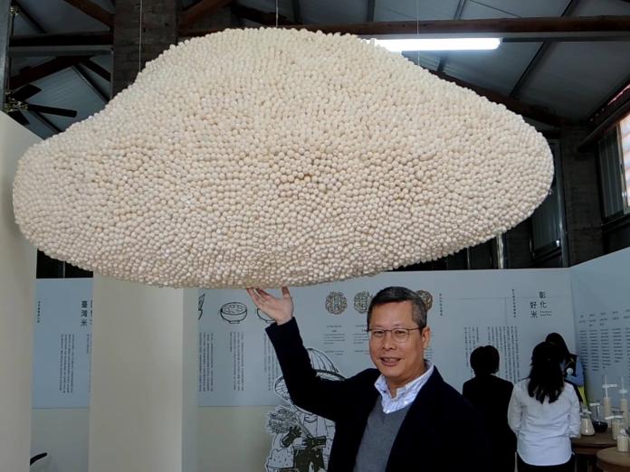 ▲這一粒有一米大的白米就在百寶村特色物產館，懸吊在半空中，相當的吸睛，也是熱門的打卡點。（圖／記者陳雅芳攝，2019.01.23）
