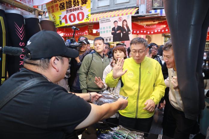 台北市長柯文哲迪化商圈走街。（圖／記者葉政勳攝,2019.1.23）