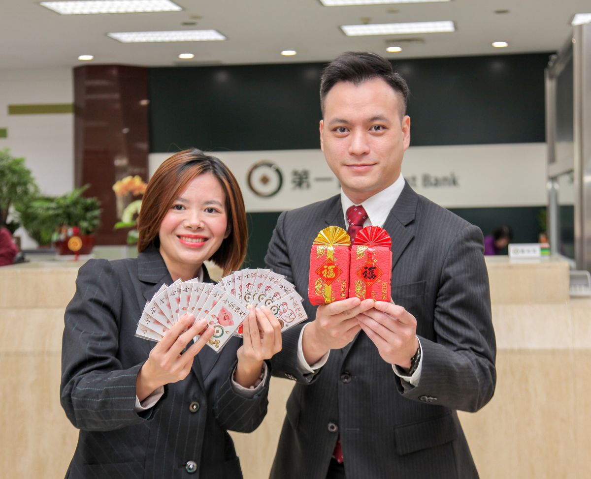 ▲農曆新年將至，許多銀行也發送一些開運小物，除發財水之外，還有祈福米及聚財發財錢母等。（圖／第一銀行提供）