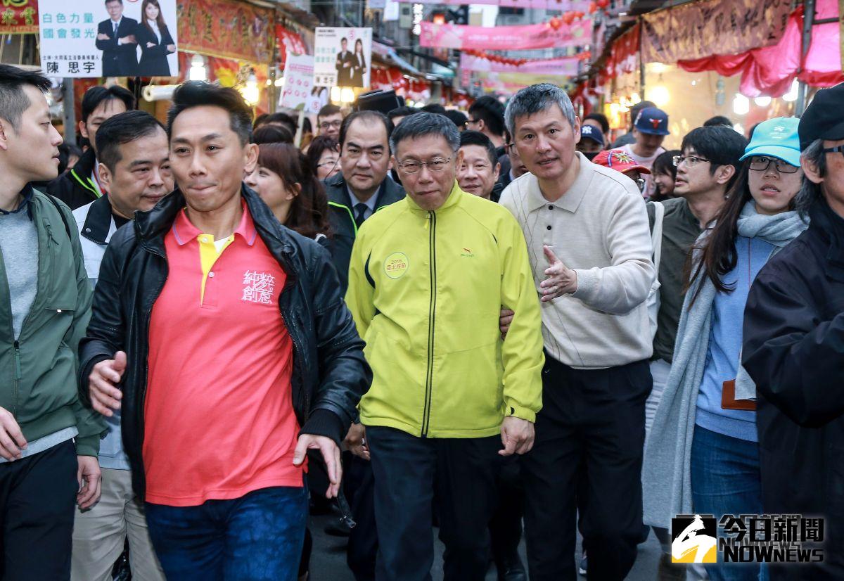 ▲台北市長柯文哲逛迪化街年貨大街。（圖／記者葉政勳攝 , 2019.01.23）