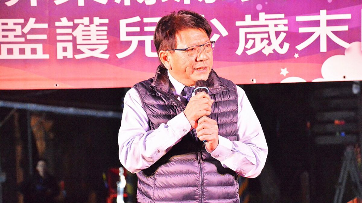 ▲屏東縣長潘孟安與監護兒於星光下賞燈吃晚餐。（圖／記者陳美嘉翻攝）