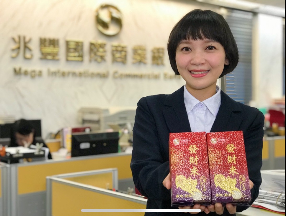 ▲農曆新年將至，銀行會發放一些開運小物如發財米、發財金，但拿回家要怎麼用？可以參考易經財經專家陶文的一些建議。（圖／兆豐銀行提供）