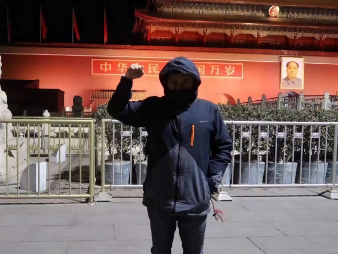 ▲這是這張照片，超強創意在天安門廣場下借位拍出「中華民國萬歲」。該名台籍導演引發兩岸網友熱搜和熱議。 (圖 / 翻攝自微博)