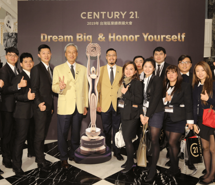 ▲Century21在新莊典華舉辦台灣區年度業績表揚大會，會中表揚績優人員一整年度的辛勞付出與努力。(圖/公關照片)