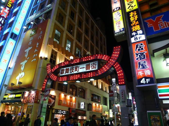 歌舞伎町為東京都最大風化區。東京奧運即將到來，日本政府打成人產業不手軟，風俗店近年來也越趨低調。（圖／pixabay）