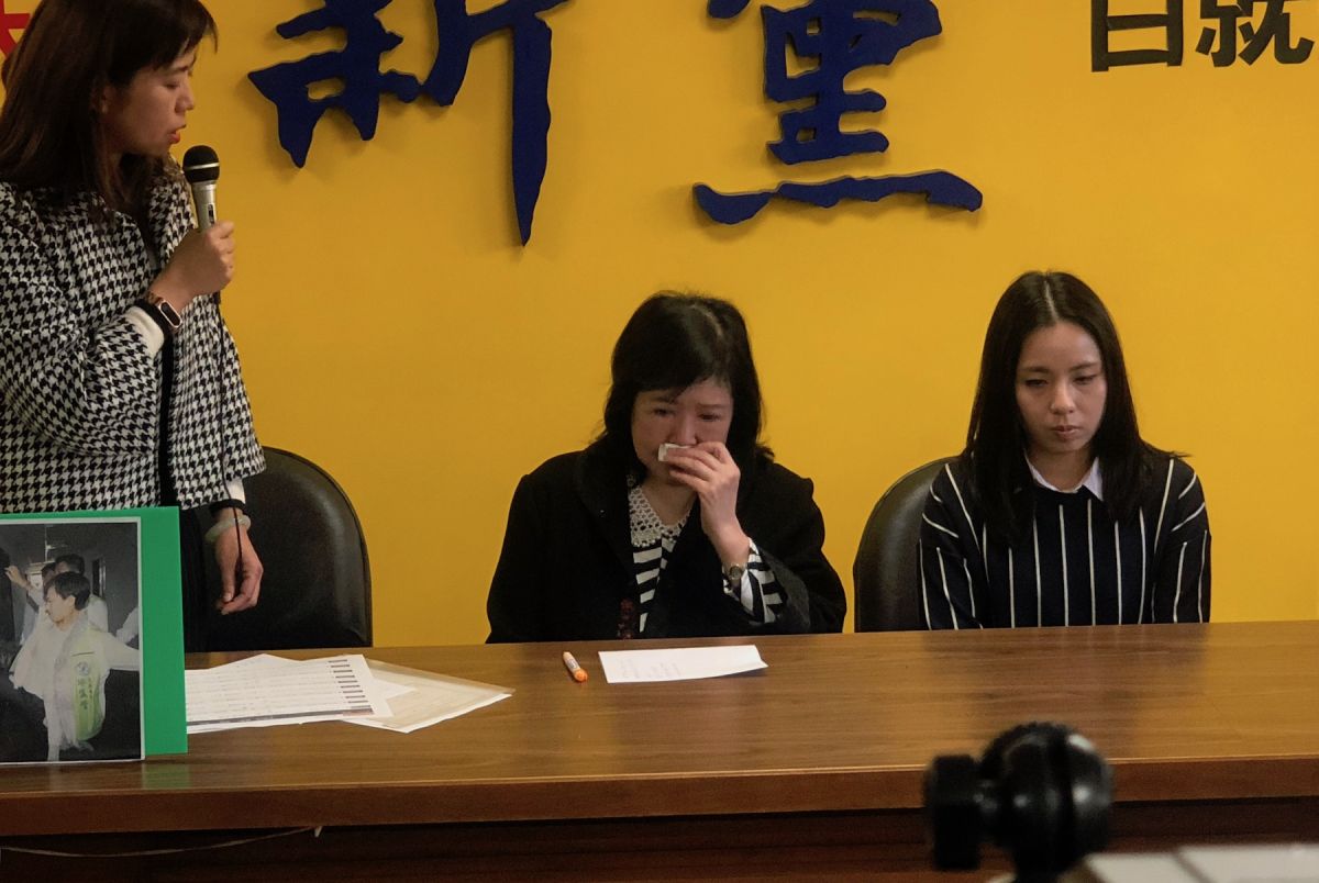 談到遭媒體報導低收入戶卻住豪宅，資深藝人鄭惠中在記者會中一度哽噎落淚。（圖／記者葉滕騏攝,2019.01.24）