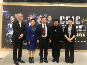 ▲李昌鈺（中）2019年曾帶妻子蔣霞萍（左二）返台，出席電影記者會。右二為李昌鈺姊姊。（圖／NOWNEWS資料照）