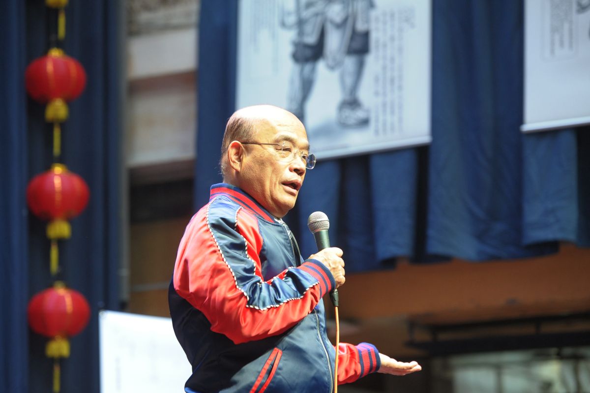 行政院長蘇貞昌24日出席董事長樂團出國行前會，為獲葛萊美獎「最佳唱片設計包裝獎」提名的他們加油打氣。（圖／行政院提供，2019,01,24)