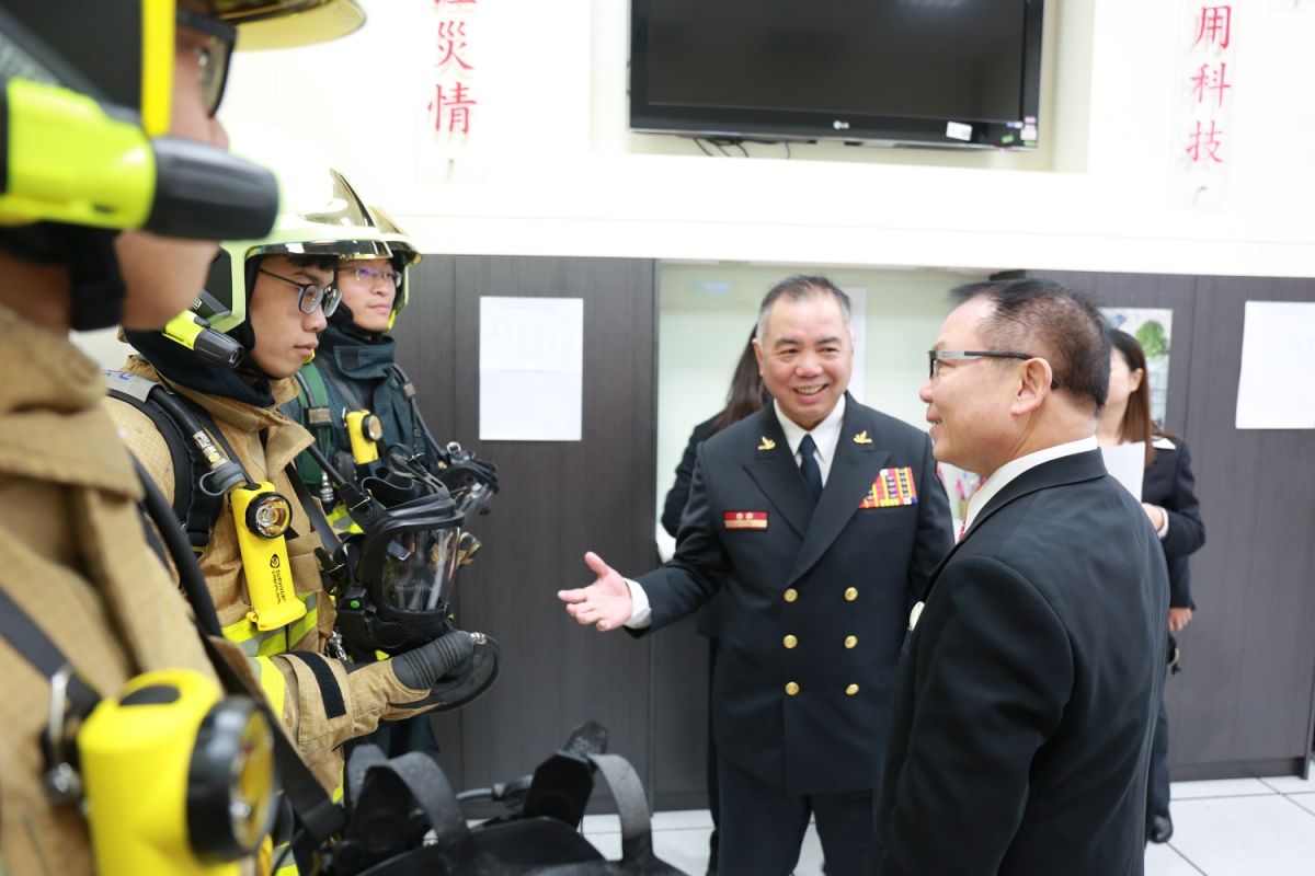 ▲新竹縣議會議長張鎮榮(右)率議會同仁縣政考察，消防局長孫福佑(右二)詳實說明。（圖／新竹縣消防局提供，2019.01.24）