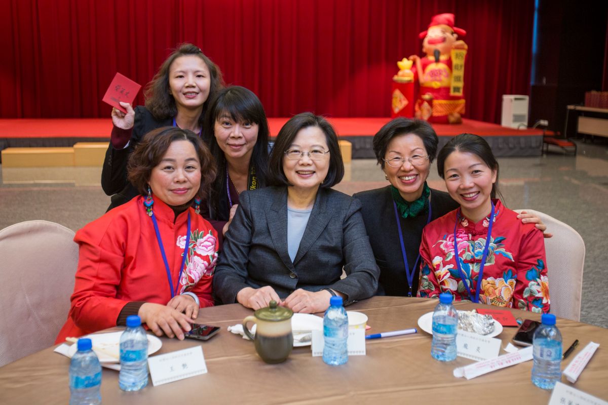總統蔡英文今（24）日特別出席海基會舉辦的關懷陸配親子春節活動，與陸配共進午餐（圖／總統府提供，2019,01,24)