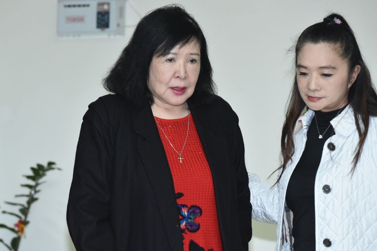 ▲鄭惠中（左）打文化部長鄭麗君，一戰成名，而後在市議員應曉薇（右）陪同下致歉。（圖／記者林柏年攝，2019.01.24）