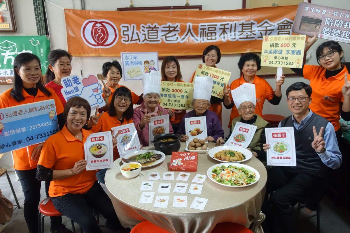 ▲弘道老人基金會舉辦「居家百歲小學堂」第二班結業式，以「做伙來辦桌」為主題，的阿嬤們需從字卡中，認出菜餚的正確名稱。（圖／記者陳雅芳攝，2019.01.24）