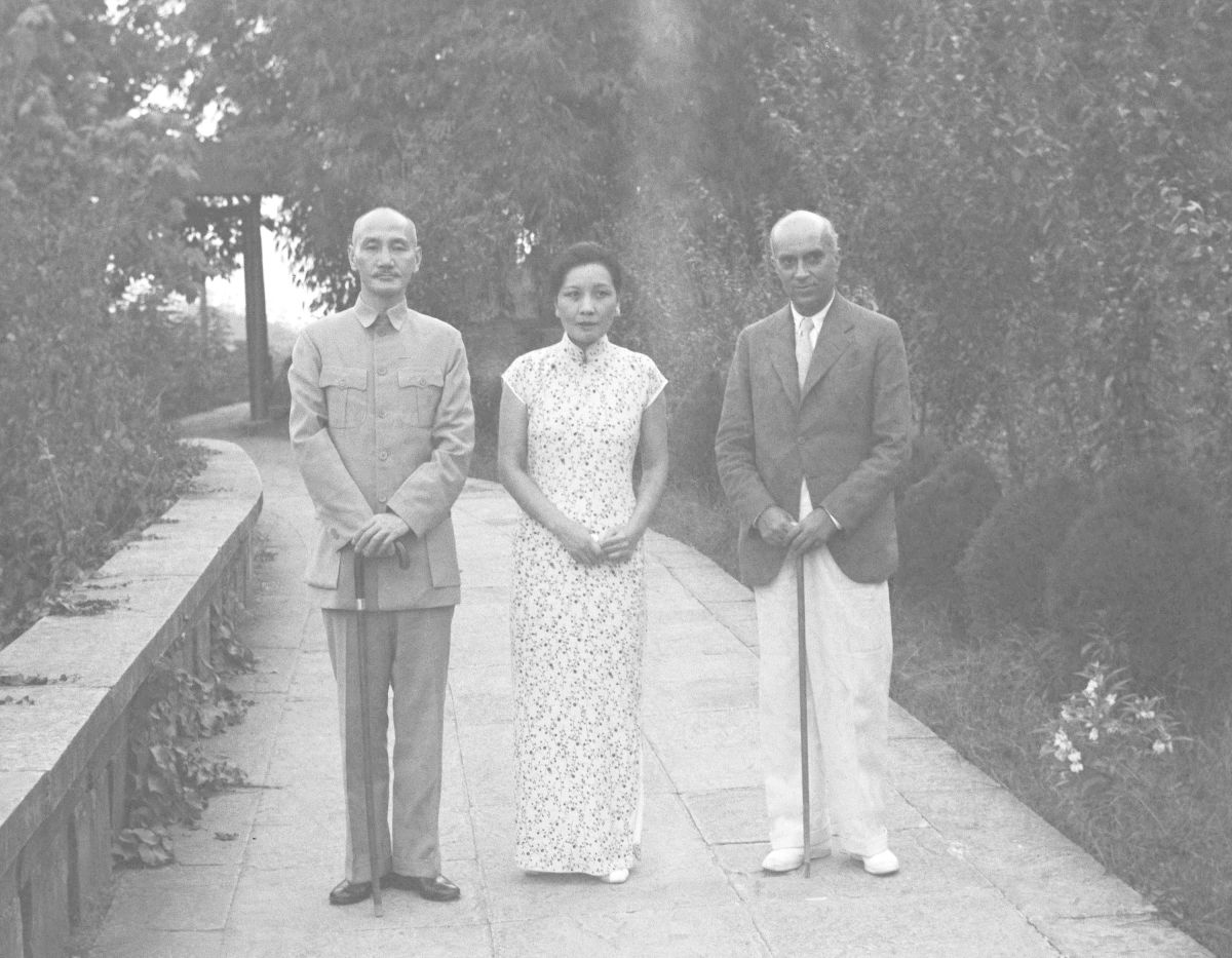 過去，「總統蔣公」是猶如神話般的記憶；隨著台灣藍綠撕裂的更嚴重，蔣介石的幽靈還真的和所謂的「遺囑」一樣，竟又和台灣政治紛擾「長相左右」！（圖／美聯社／達志影像）