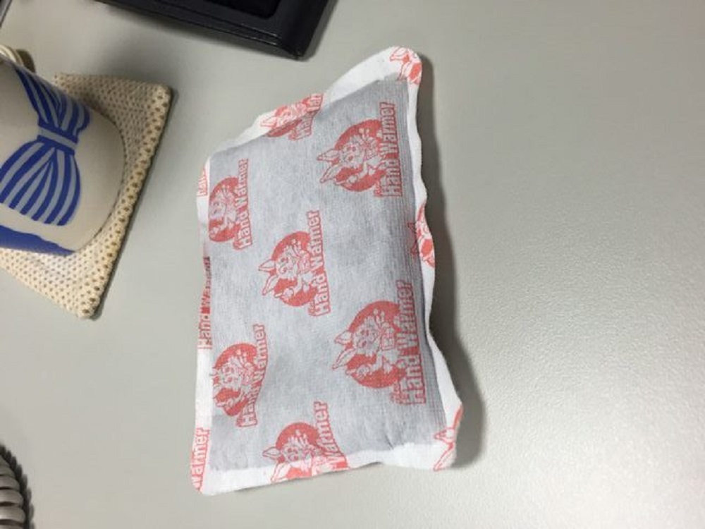 ▲暖暖包冷卻後別急著丟啦！台大化工博士謝玠揚表示，它還有一些功能超實用！（圖／翻攝自dcard）